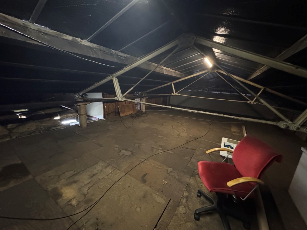 Lot: 82 - FREEHOLD CAR SALES SITE, SHOWROOM & WORKSHOP WITH REDEVELOPMENT POTENTIAL. - Attice storage